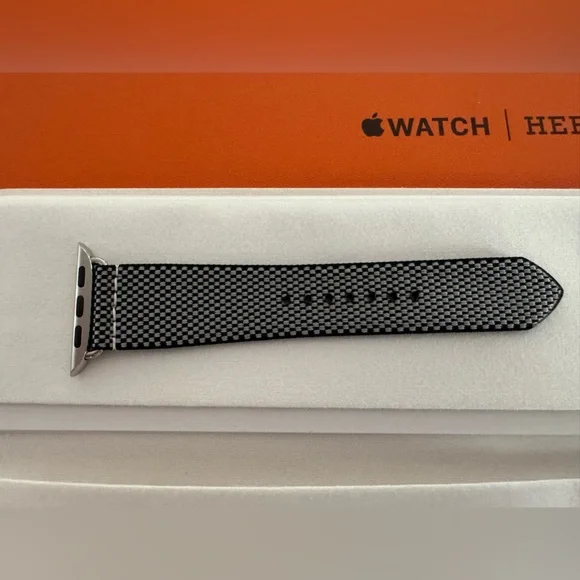 Apple Watch Hermès - 42mm Noir/Écru Toile H Single Tour NEW - Picture 6 of 9